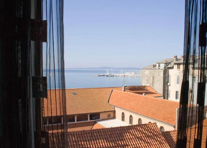 Of The Tops Center Apartment, Sea View In Town Appartement *